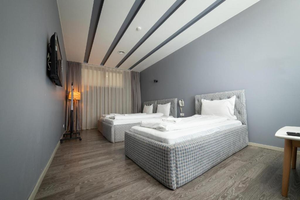 Hotel Gloria Ks Пристина Екстериор снимка