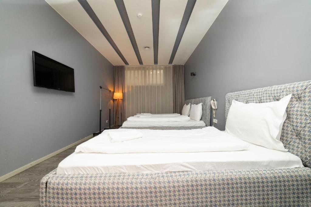 Hotel Gloria Ks Пристина Екстериор снимка