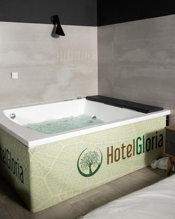 Hotel Gloria Ks Пристина Екстериор снимка