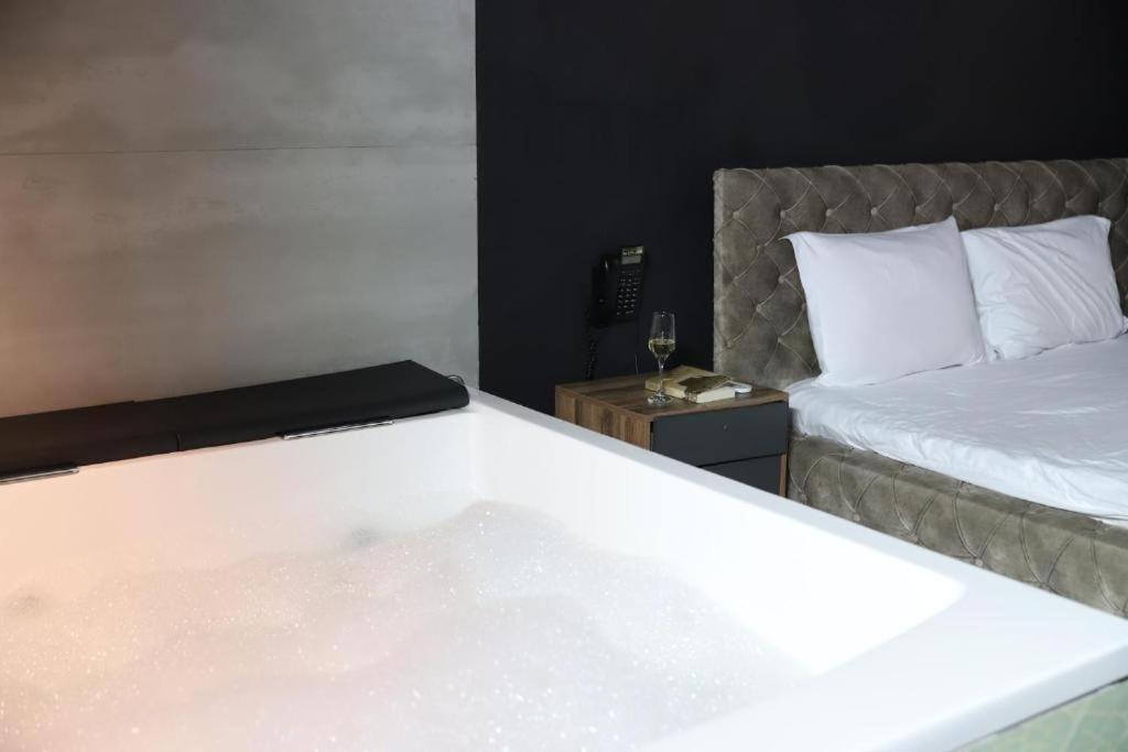 Hotel Gloria Ks Пристина Екстериор снимка