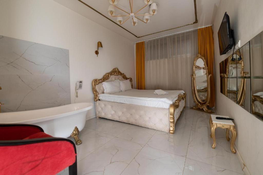 Hotel Gloria Ks Пристина Екстериор снимка